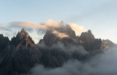 Gün batımında vadi sisi ve bulutlar, Cadini dağlarının manzarası.