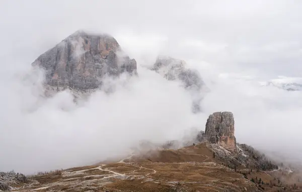 Cinque Torri, Dolomite Alpleri 'nde, Col di Lana yakınlarındaki bulutsuz bir gökdelende.