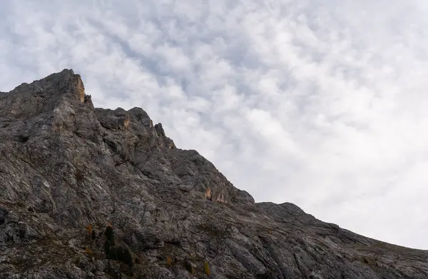 İtalyan Dolomitlerindeki kayalık kireçtaşı zirvelerinin üzerindeki desenli bulutlar