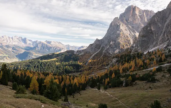 Doğa manzarası çok güzel Dolomitler 'de bir sonbahar günü