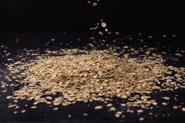 Ahşap arka planda düşen yulaf ezmesi