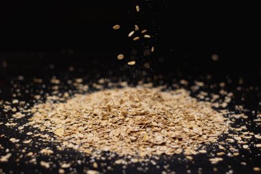 Ahşap arka planda düşen yulaf ezmesi