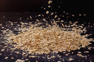 Ahşap arka planda düşen yulaf ezmesi