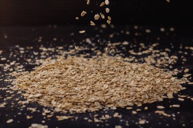 Ahşap arka planda düşen yulaf ezmesi