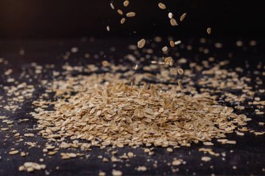 Ahşap arka planda düşen yulaf ezmesi