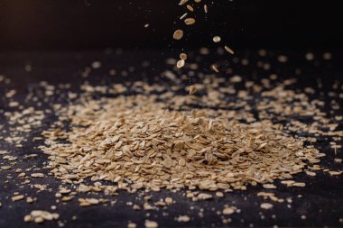 Ahşap arka planda düşen yulaf ezmesi