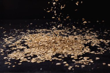 Ahşap arka planda düşen yulaf ezmesi