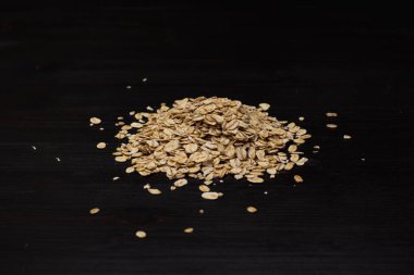 Ahşap arka planda bir yığın yulaf ezmesi