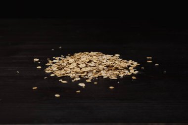 Ahşap arka planda bir yığın yulaf ezmesi