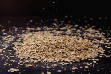 Ahşap arka planda bir yığın yulaf ezmesi