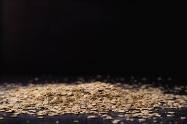 Ahşap arka planda bir yığın yulaf ezmesi