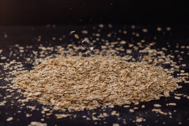 Ahşap arka planda bir yığın yulaf ezmesi