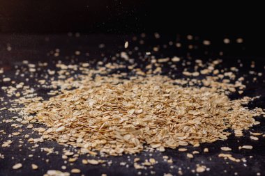 Ahşap arka planda bir yığın yulaf ezmesi