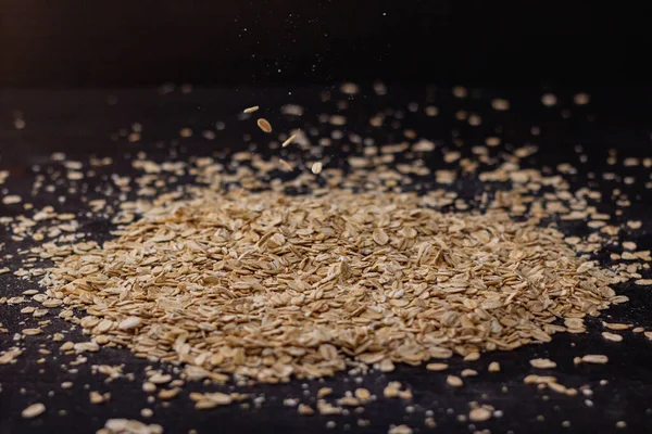 Ahşap arka planda bir yığın yulaf ezmesi