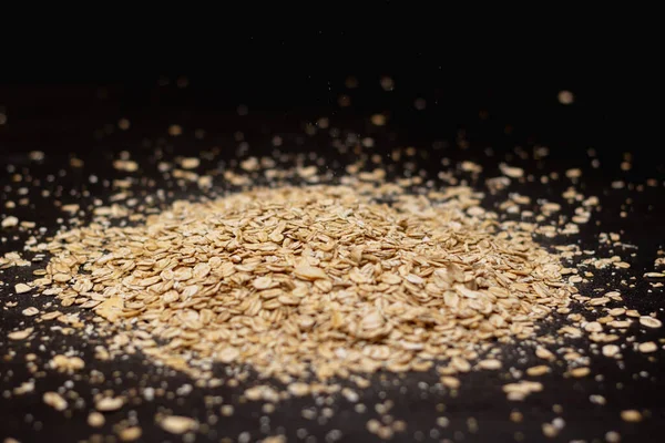 Ahşap arka planda bir yığın yulaf ezmesi