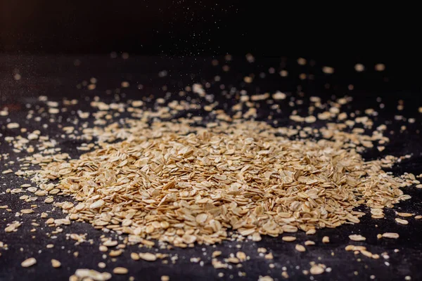 Ahşap arka planda bir yığın yulaf ezmesi