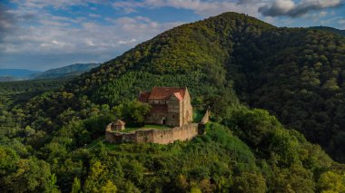 Dağdaki ortaçağ şatosu, insansız hava aracı fotoğrafları, Romanya, Transilvanya, Cisnadioara