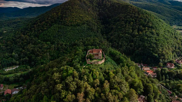 中世の城 山の上のドローン撮影 ルーマニア トランシルヴァニア シナディオアラ — ストック写真