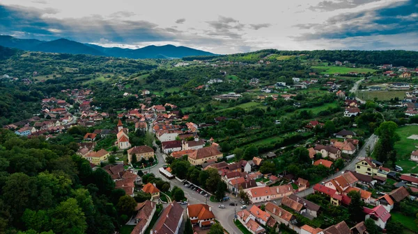 ルーマニア トランシルヴァニアのドローンによる森の村 — ストック写真