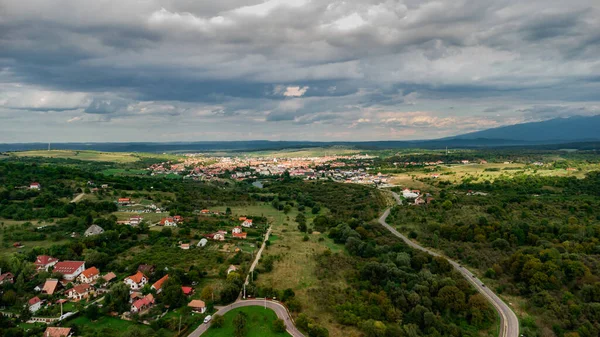 ルーマニア トランシルヴァニアのドローンによる森の村 — ストック写真