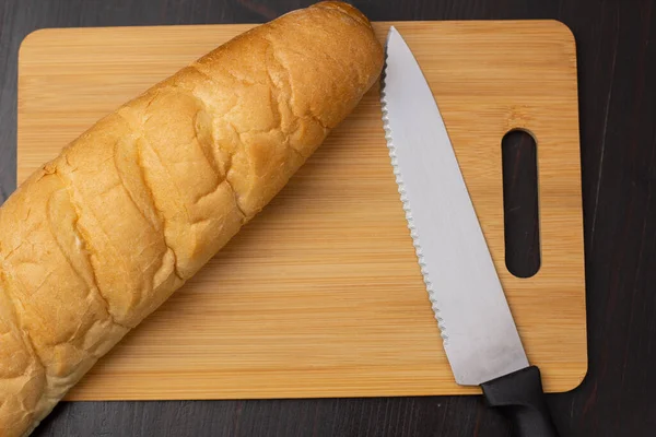 White Bread Knife Lies Cutting Board Wooden Background — Stock Photo, Image