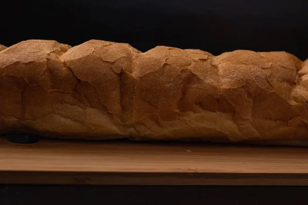 Pão Branco Encontra Uma Placa Corte Fundo Madeira — Fotografia de Stock