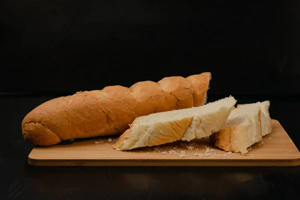 ขนมป งขาวสล กอย บนกระดานต ดบนพ นหล งไม — ภาพถ่ายสต็อก