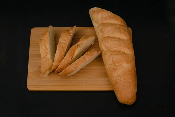 切碎的白面包躺在木制背景的切菜板上 — 图库照片