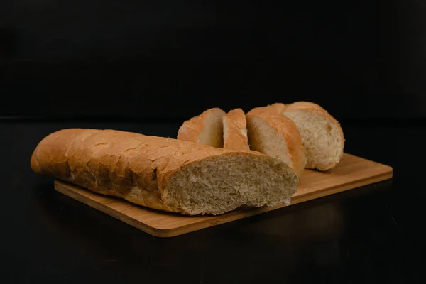 Dilimlenmiş Beyaz Ekmek Tahta Bir Arka Planda Kesim Tahtasının Üzerinde — Stok fotoğraf