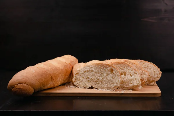Pão Branco Fatiado Está Uma Tábua Corte Fundo Madeira — Fotografia de Stock