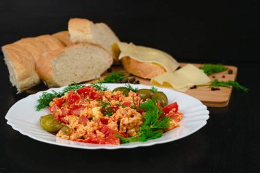 Çırpılmış yumurta ve sandviç kahvaltı seçenekleri