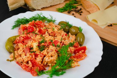 Çırpılmış yumurta ve sandviç kahvaltı seçenekleri