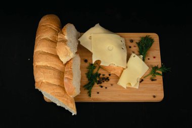 Tahtada tereyağı ve peynirli sandviç.