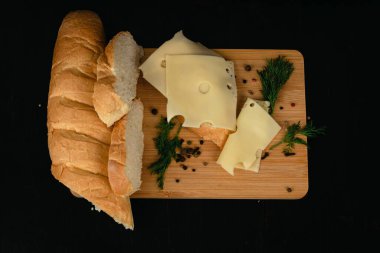 Tahtada tereyağı ve peynirli sandviç.