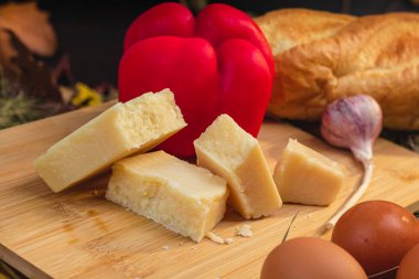 Sebze ve peynirle samanlıkta bir kesim tahtasının üzerinde hayat