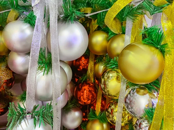 クリスマスツリー上のクリスマスボールおもちゃ — ストック写真
