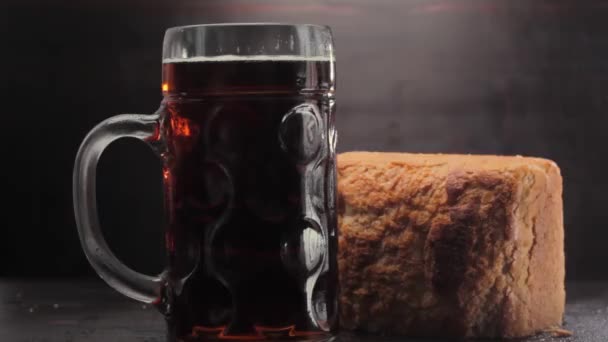 Bier Een Glas Kvass Een Glas Brood Een Houten Achtergrond — Stockvideo