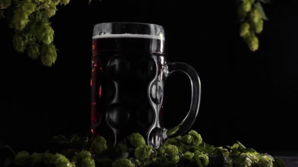 Static Video Frame Full Beer Glass Wooden Background Hops — Stock Video