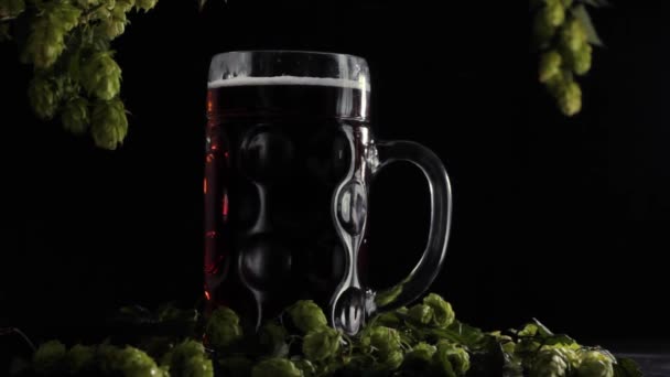 带有全啤酒杯和啤酒花的木制背景的静态视频框架 — 图库视频影像