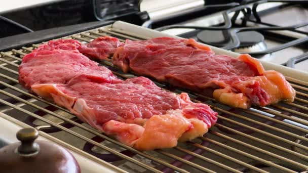 Zubereitung Roher Ribeye Steaks Vom Grill Sonntägliches Mittagessen Der Küche — Stockvideo
