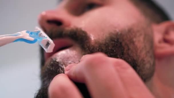 男人在浴室刮胡子准备工作 — 图库视频影像