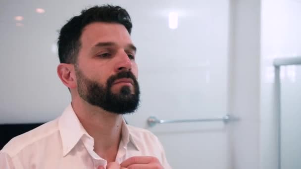 Banyoda Tıraş Olan Bir Adam Işe Hazırlanıyor — Stok video
