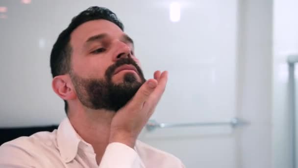 Férfi Borotválkozás Fürdőszobában Készül Munkához — Stock videók