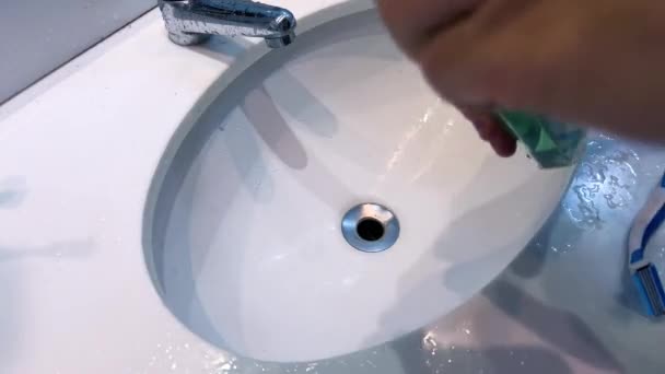 Hand Man Rakning Badrummet Gör Sig Redo För Arbete — Stockvideo