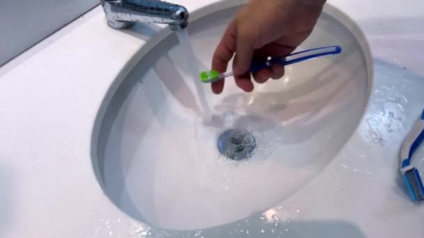 Mão Homem Barbear Banheiro Preparando Para Trabalho — Vídeo de Stock