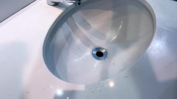 男人的手在浴室刮胡子准备工作 — 图库视频影像
