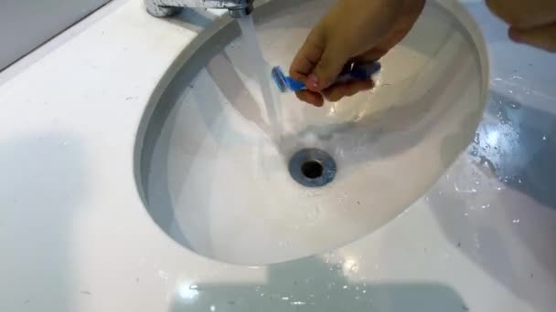 Mano Del Hombre Afeitándose Baño Preparándose Para Trabajo — Vídeo de stock