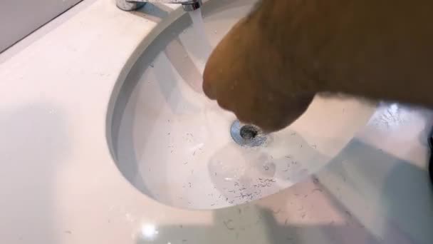 Banyoda Tıraş Olan Adamın Eli Işe Hazırlanıyor — Stok video