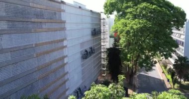 Brasilia Brezilya 10-14-2022: İnşaat işçilerinin iskeledeki insansız hava aracı görüntüsü