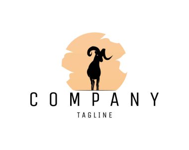 Boynuzlu eski keçi siluetinin vektör çizimi beyaz arka planda izole edilmiş ve ön planda görünüyor. Rozet, amblem, simge ve çıkartma tasarımı için en iyisi. 10 OS içinde kullanılabilir.